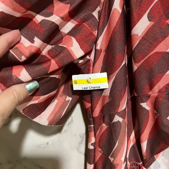 ASOS DESIGN Curve pleated twist back midi dress in abstract smudge print - Picture 4 of 15